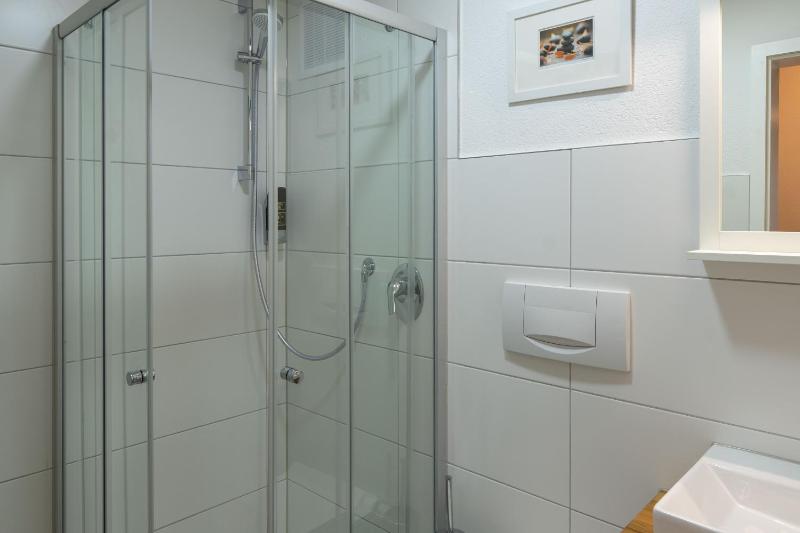 Twin Room image 4