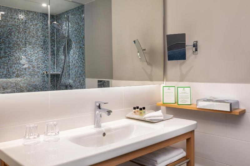 Queen Standard Courtyard View image 4