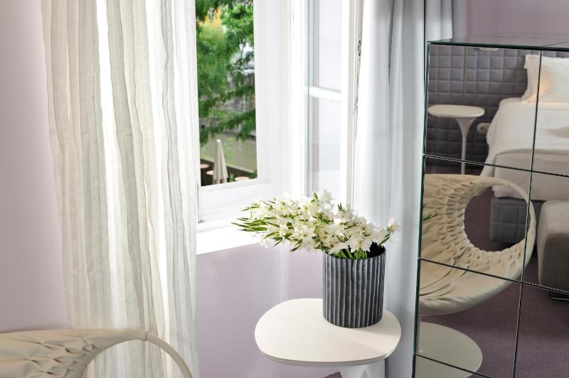 Deluxe Double Room with partial River View image 2