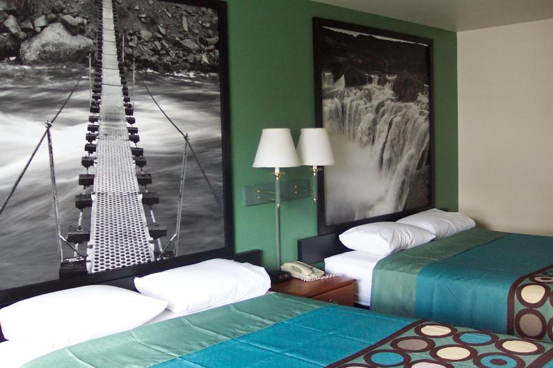 Queen Room with Two Queen Beds - Non-Smoking image 3