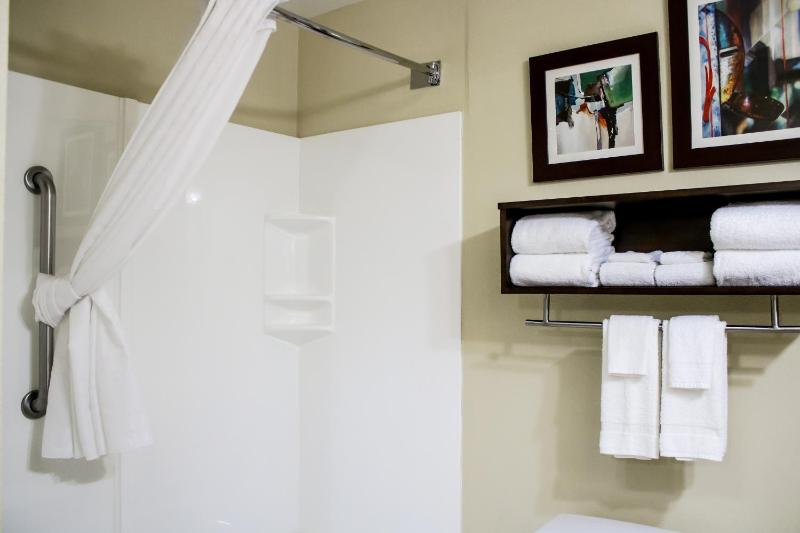 Queen Room with Two Queen Beds - Non-Smoking image 2