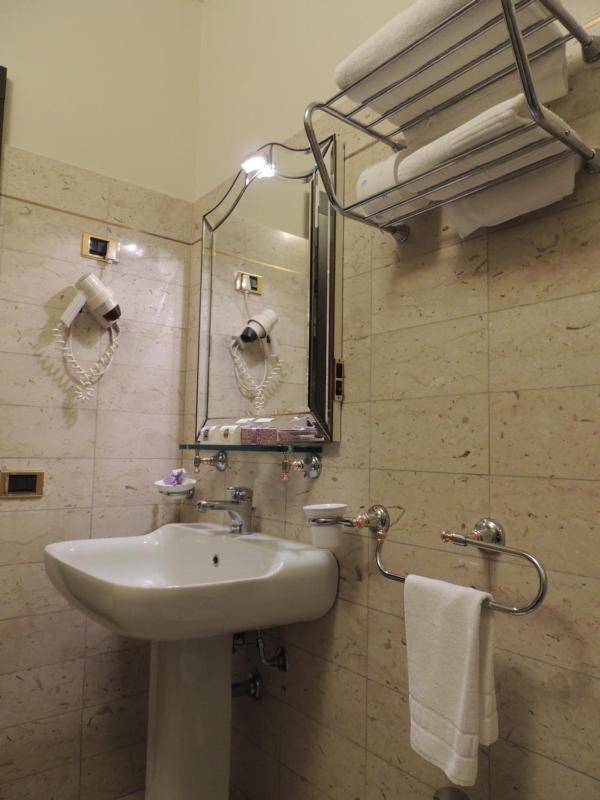 Classic Double Room - Ground Floor image 4