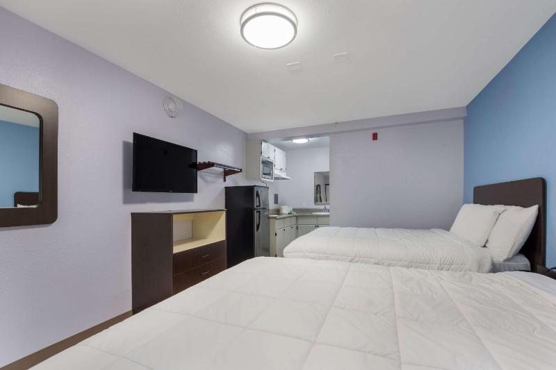 Queen Room with Two Queen Beds - Non-Smoking image 1