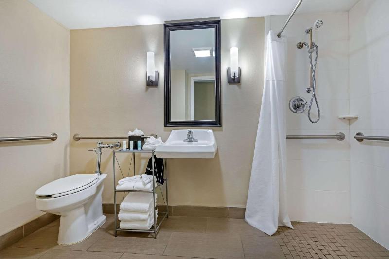 King Room - Accessible/Non-Smoking image 2