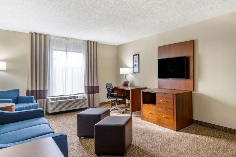 One-Bedroom Suite with Two Queen Beds with Sofa Bed - Non-Smoking image 4