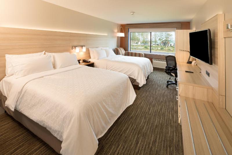 Standard Queen Room with Two Queen Beds image 2