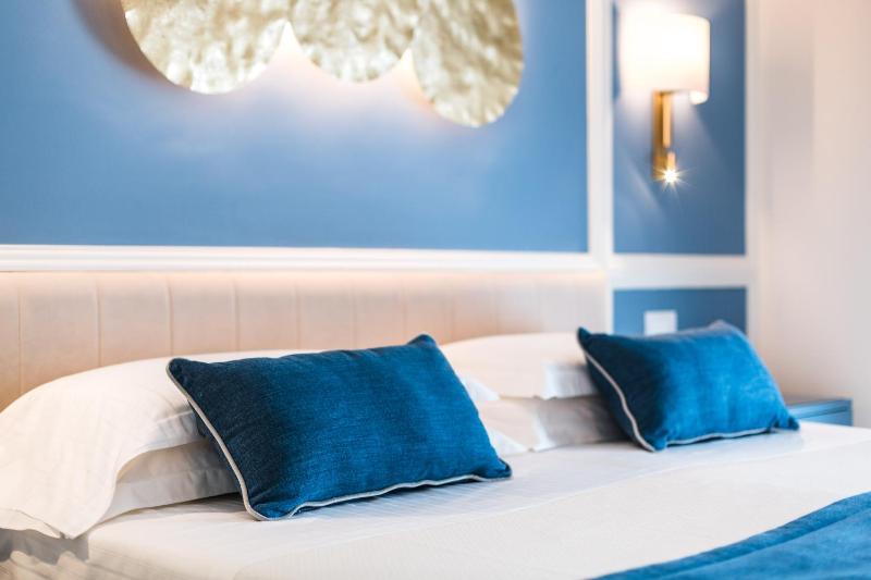 Design Double or Twin Room with Lake View image 3