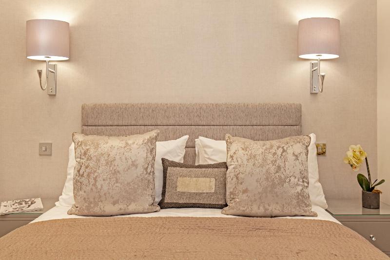 Executive One Bedroom Apartment image 2