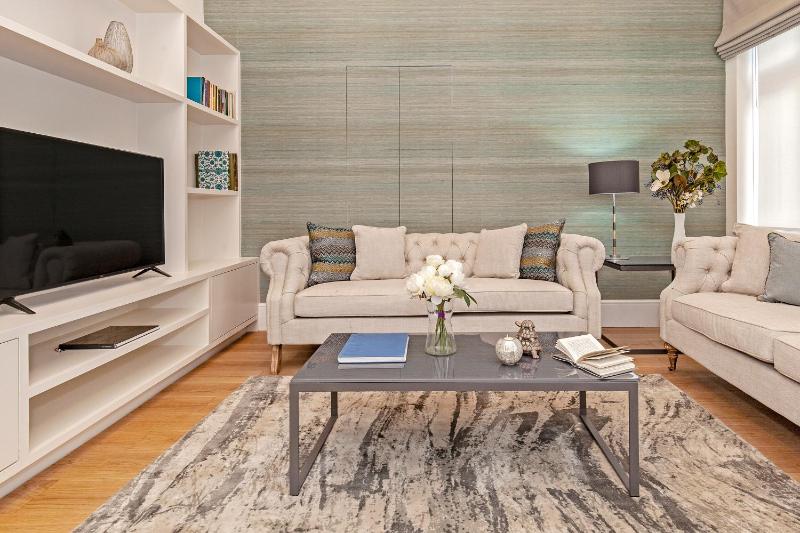 Executive One Bedroom Apartment image 4