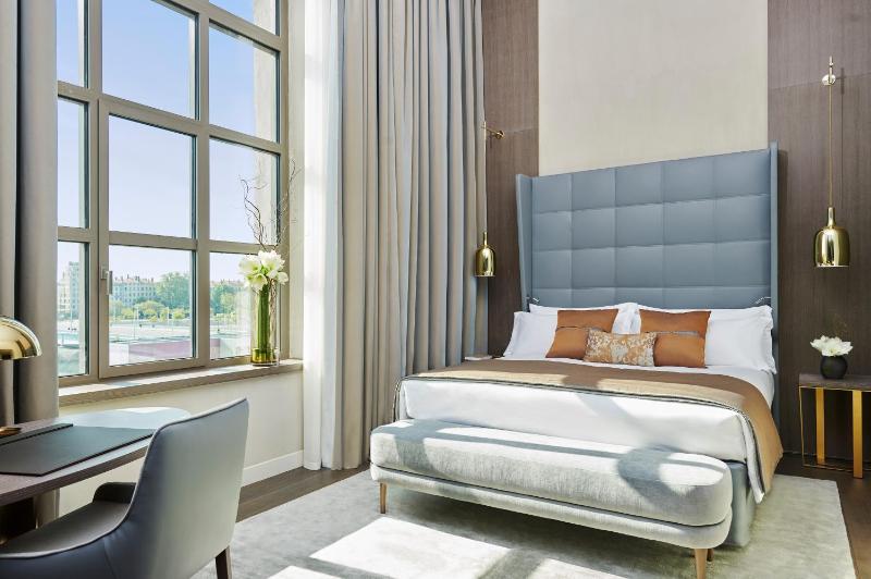 Premium King Room with River View image 4