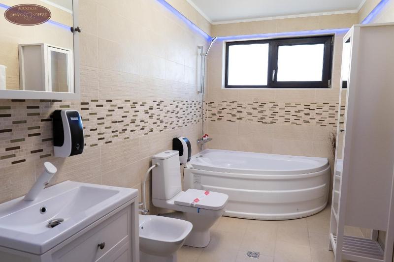 King Room with Spa Bath image 2
