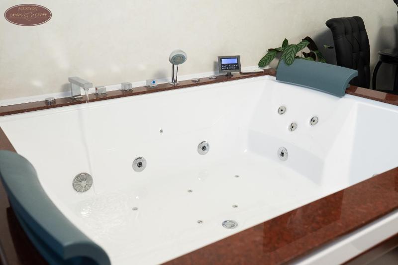 King Room with Spa Bath image 4