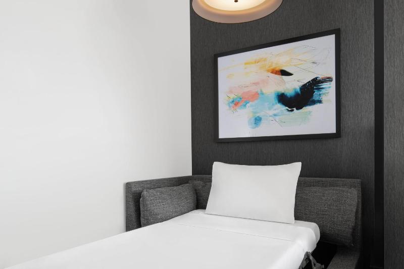 Queen Room - Disability Access image 2