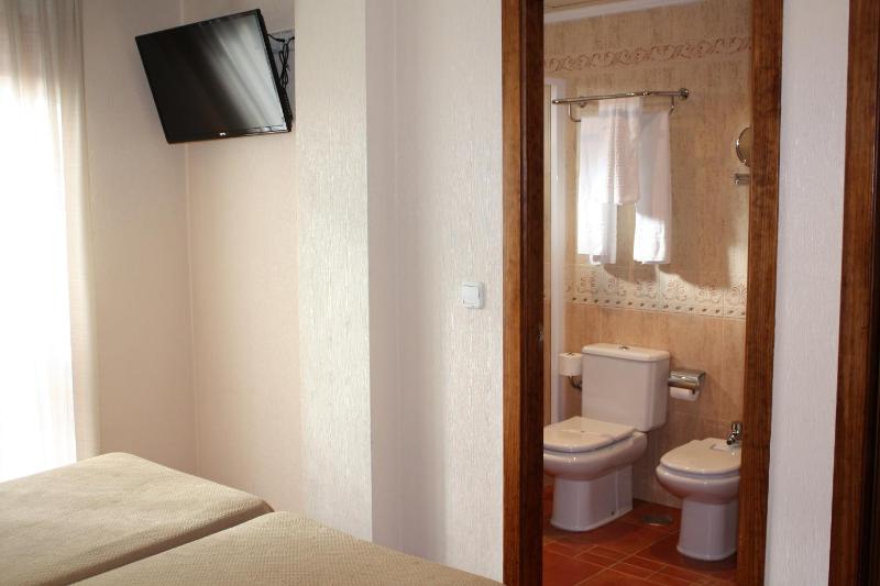 Twin Room image 2