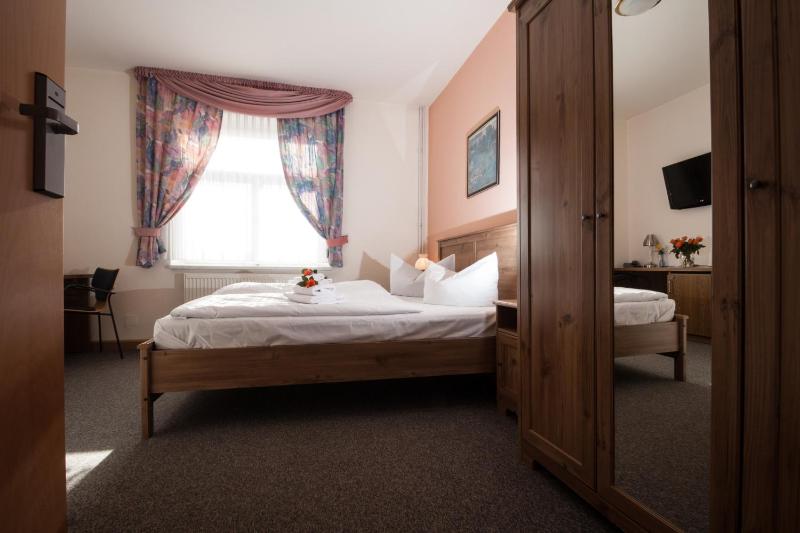 Double Room image 3