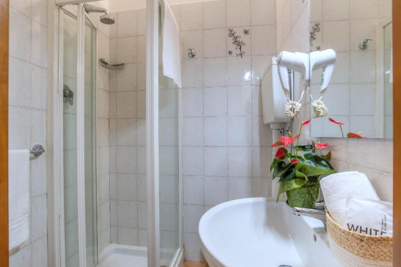 Single Room image 3