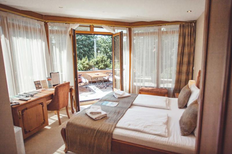Suite with Spa Bath image 1