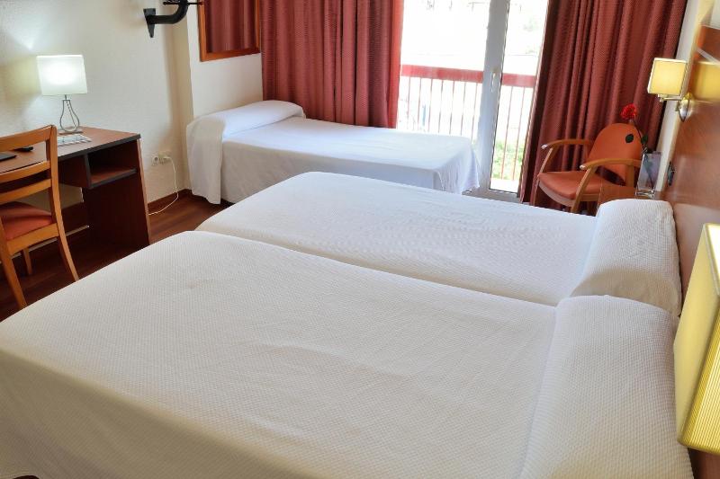 Standard Triple Room image 2