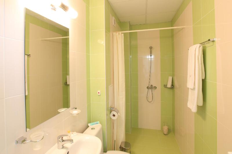 Deluxe Double Room with Free Parking (2 Adults + 1 Child) image 2