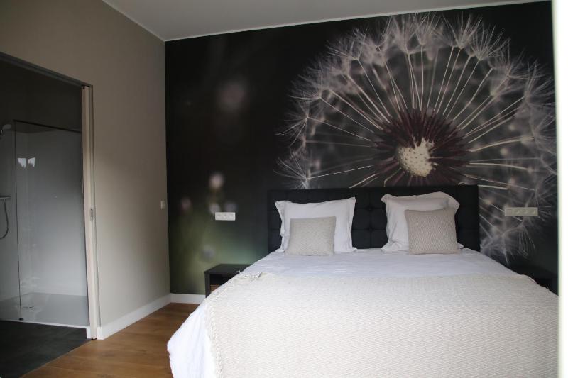 Queen Room with Pool View image 3