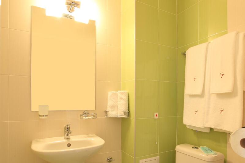 Junior Suite with Free Parking (3 Adults) image 2