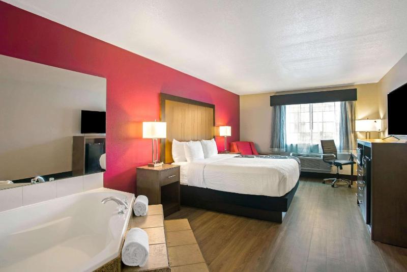 Deluxe King Studio Suite - Non-Smoking image 1
