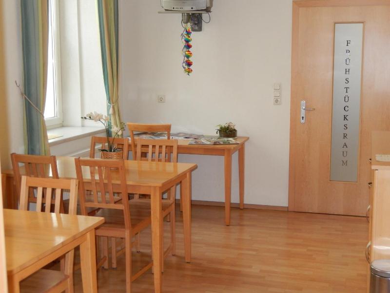 Twin Room with Private Bathroom image 2