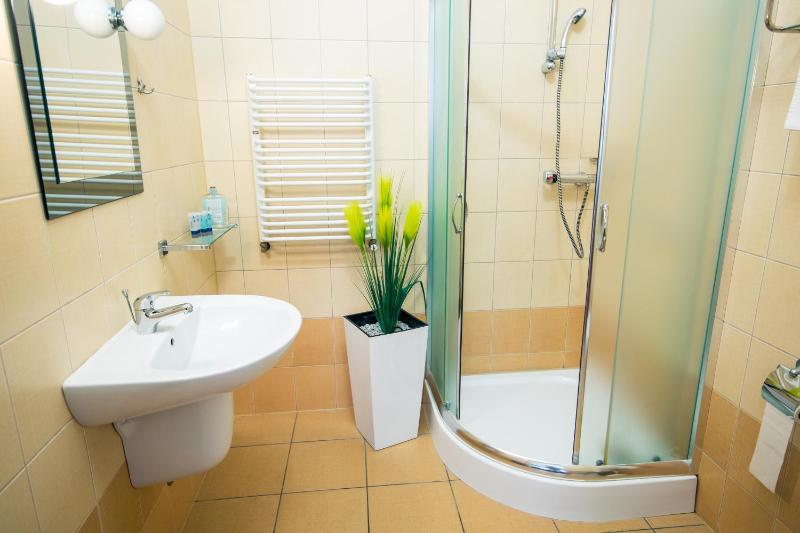 Twin Room image 4