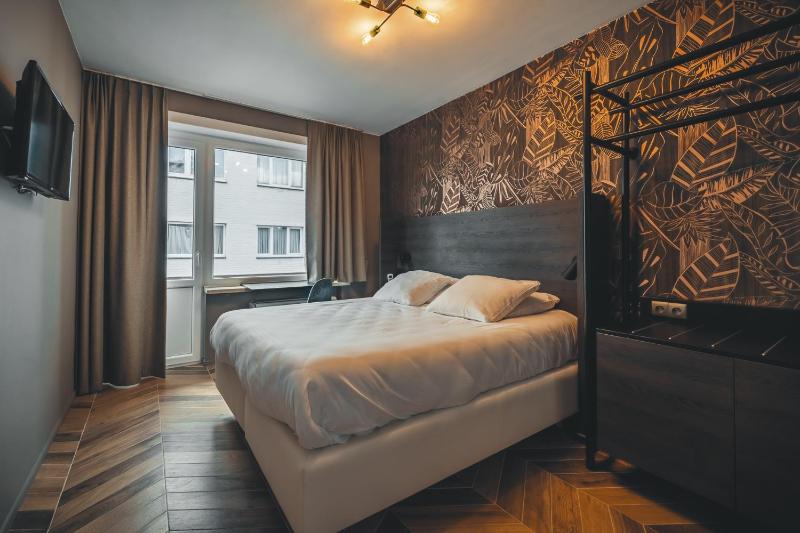 Double Room with Small Balcony image 1