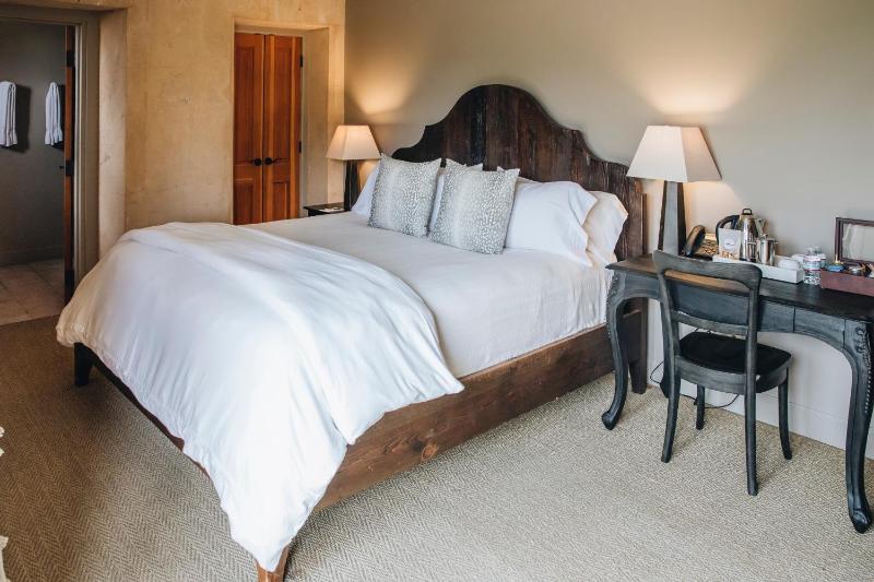 Standard King Room image 2