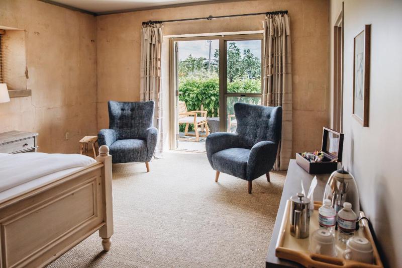 Deluxe Double Room with Balcony image 3