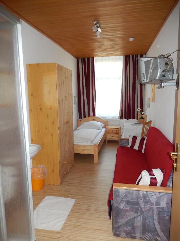 Single Room with Shared Toilet image 4