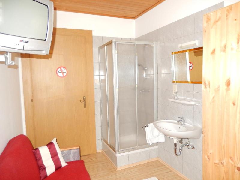 Single Room with Shared Toilet image 3