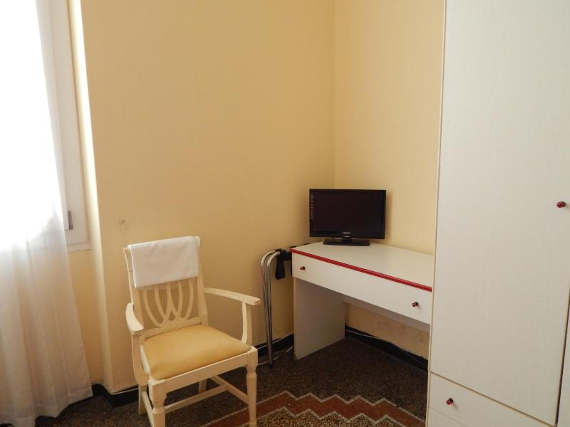 Single Room with Shared Bathroom image 3