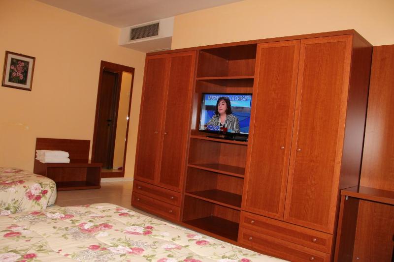 Quadruple Room image 4