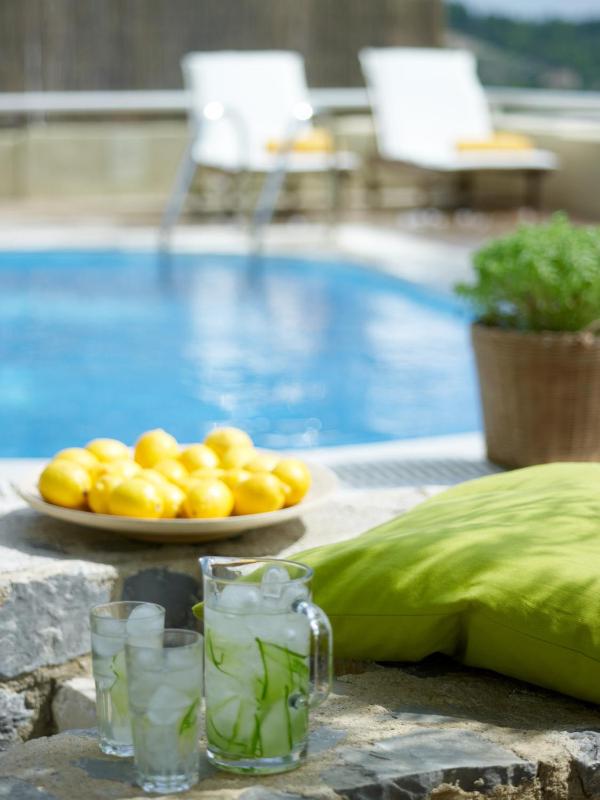 Maisonette with Shared Pool image 4