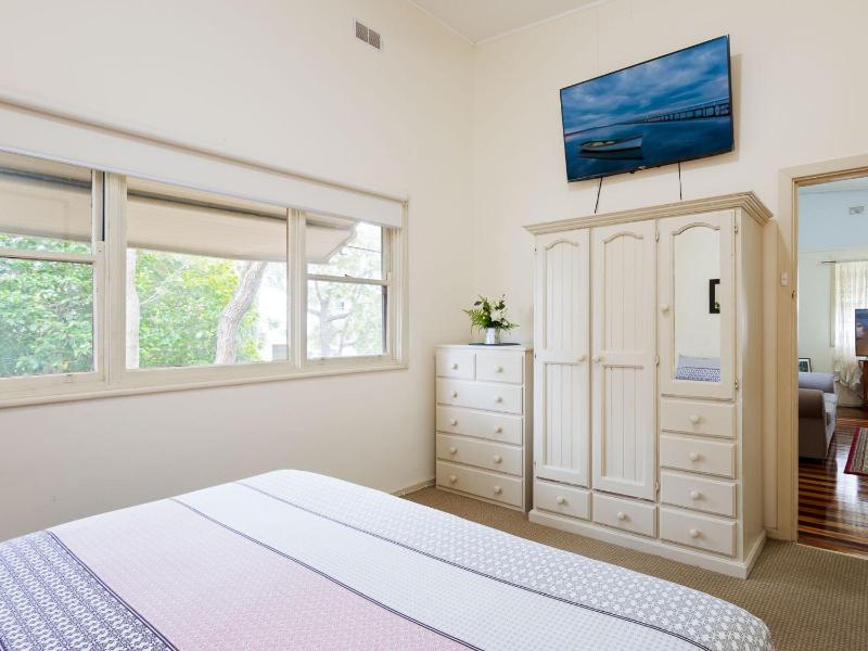 Daves Place 27 Rigney St - Holiday house with Wifi Dog Friendly Aircon & Boat Parking - image 7