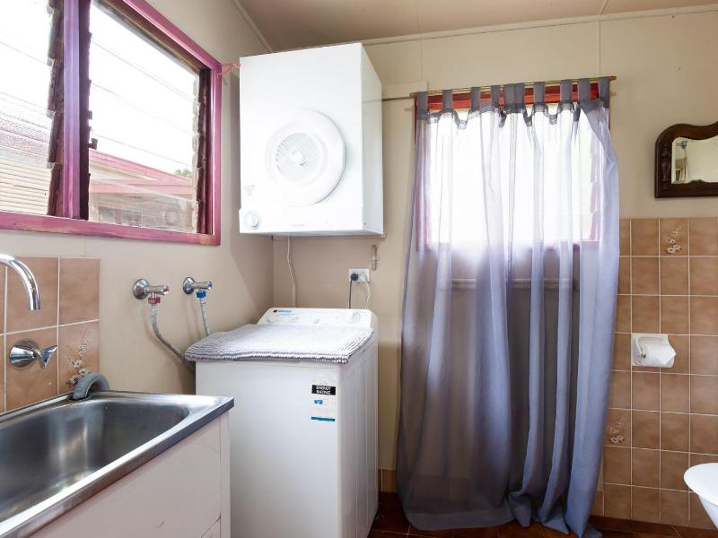 Daves Place 27 Rigney St - Holiday house with Wifi Dog Friendly Aircon & Boat Parking - image 4
