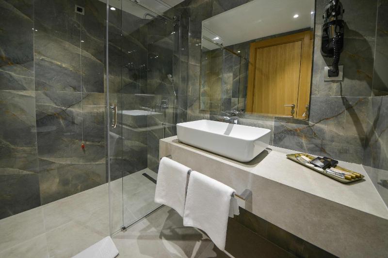 Superior Double Room with Balcony image 3