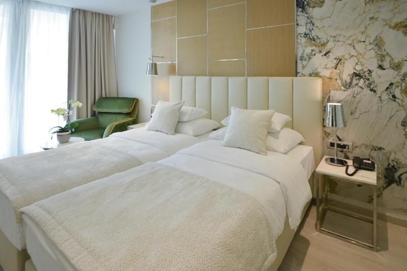 Superior Double Room with Balcony image 4