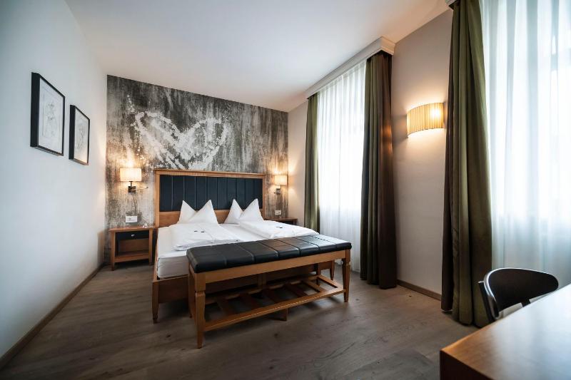 Standard Double Room image 3