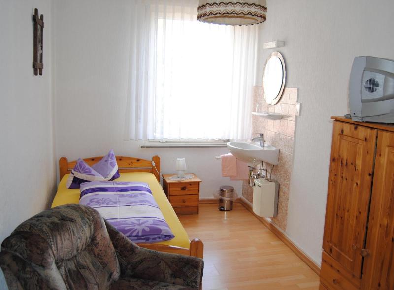 Single Room with Private External Bathroom image 2