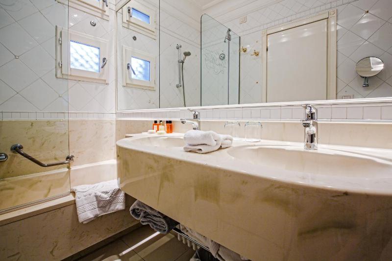 Comfort Double or Twin Room image 3