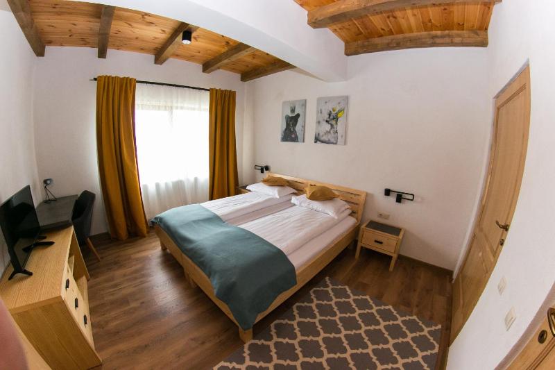 Double or Twin Room with Garden View image 4