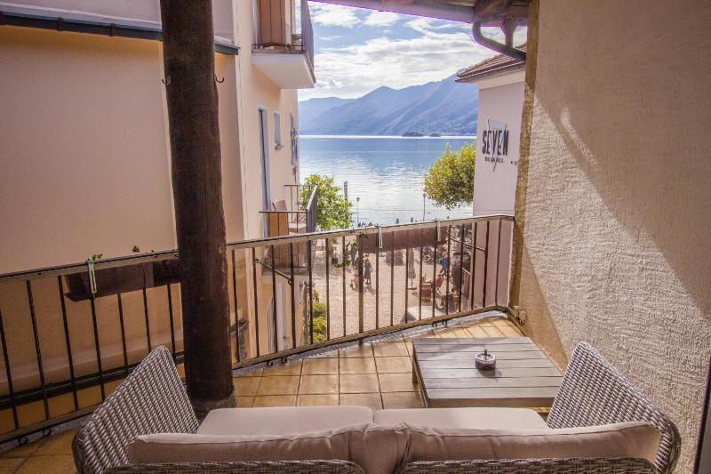 Double Room with Lake View and Balcony image 3
