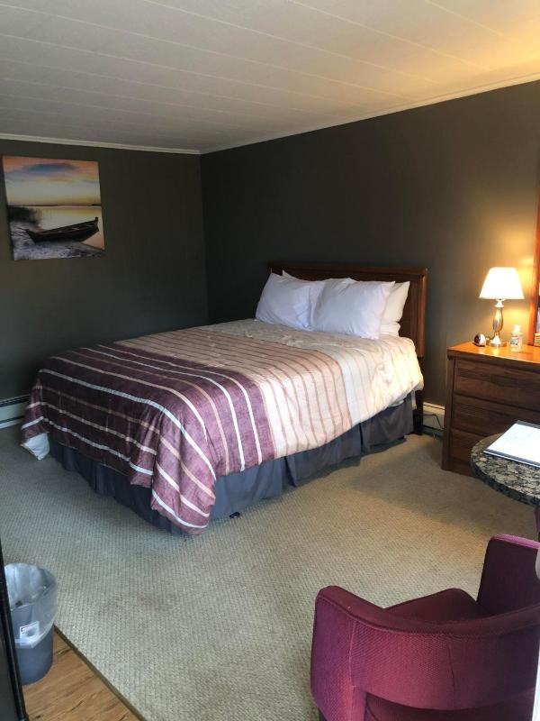 Queen Room image 2