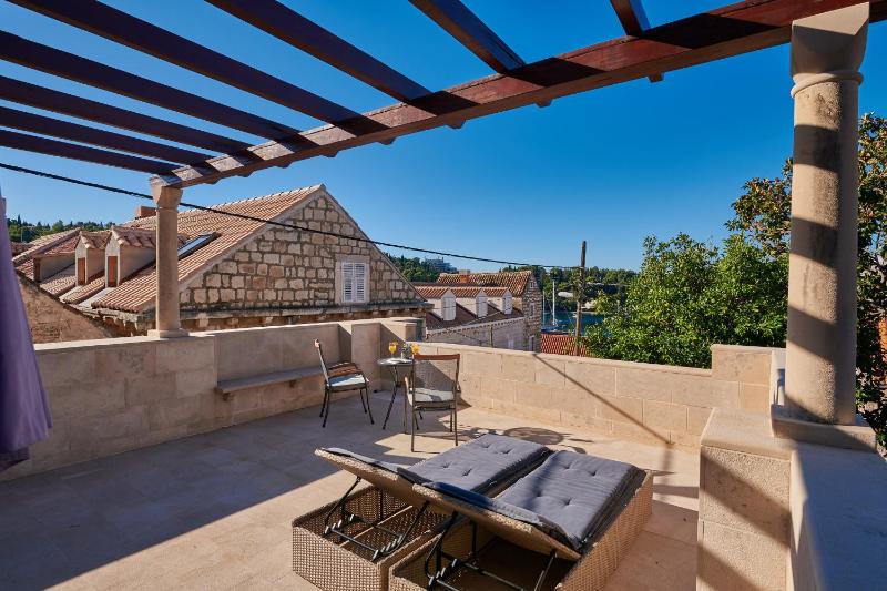 Double Room with Terrace and Sea View   image 3