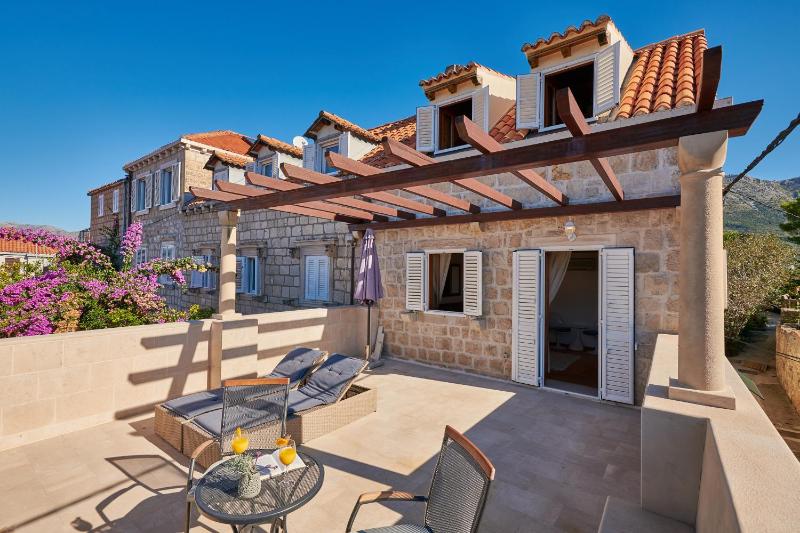 Double Room with Terrace and Sea View   image 2