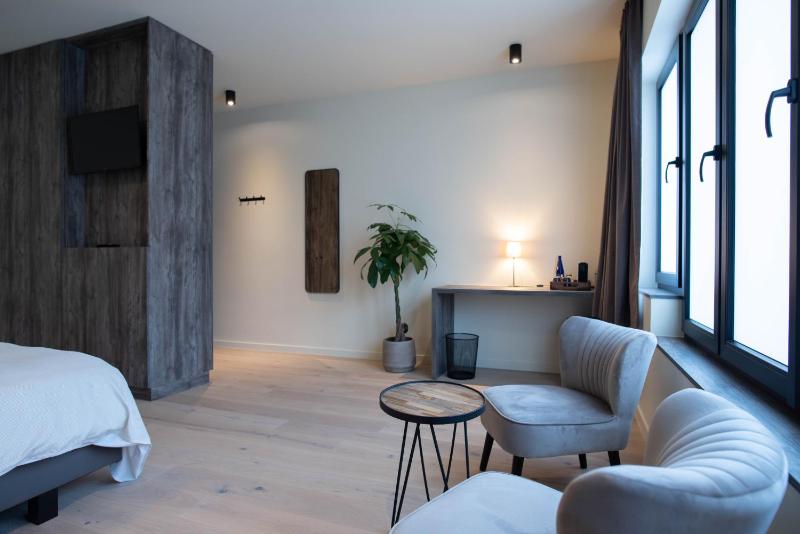 Large Double or Twin Room image 4