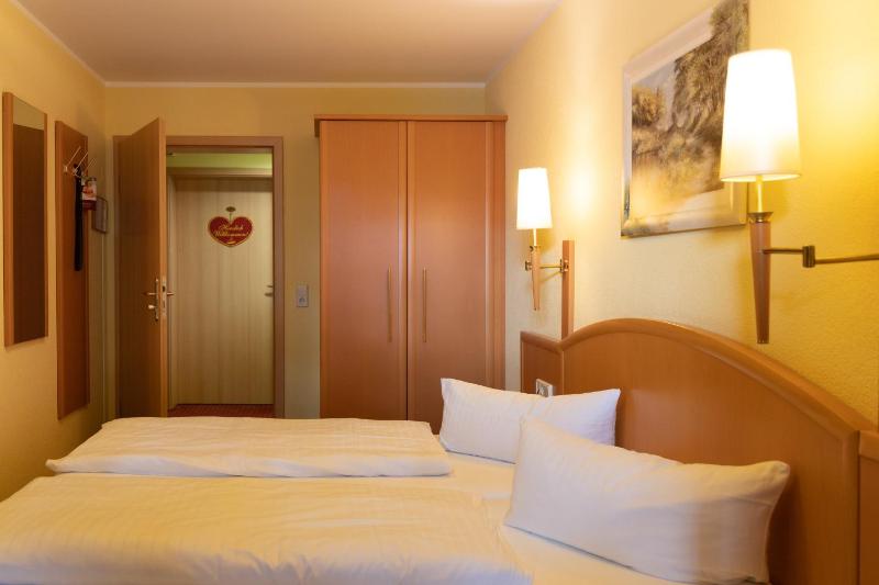 Double Room with Balcony image 4